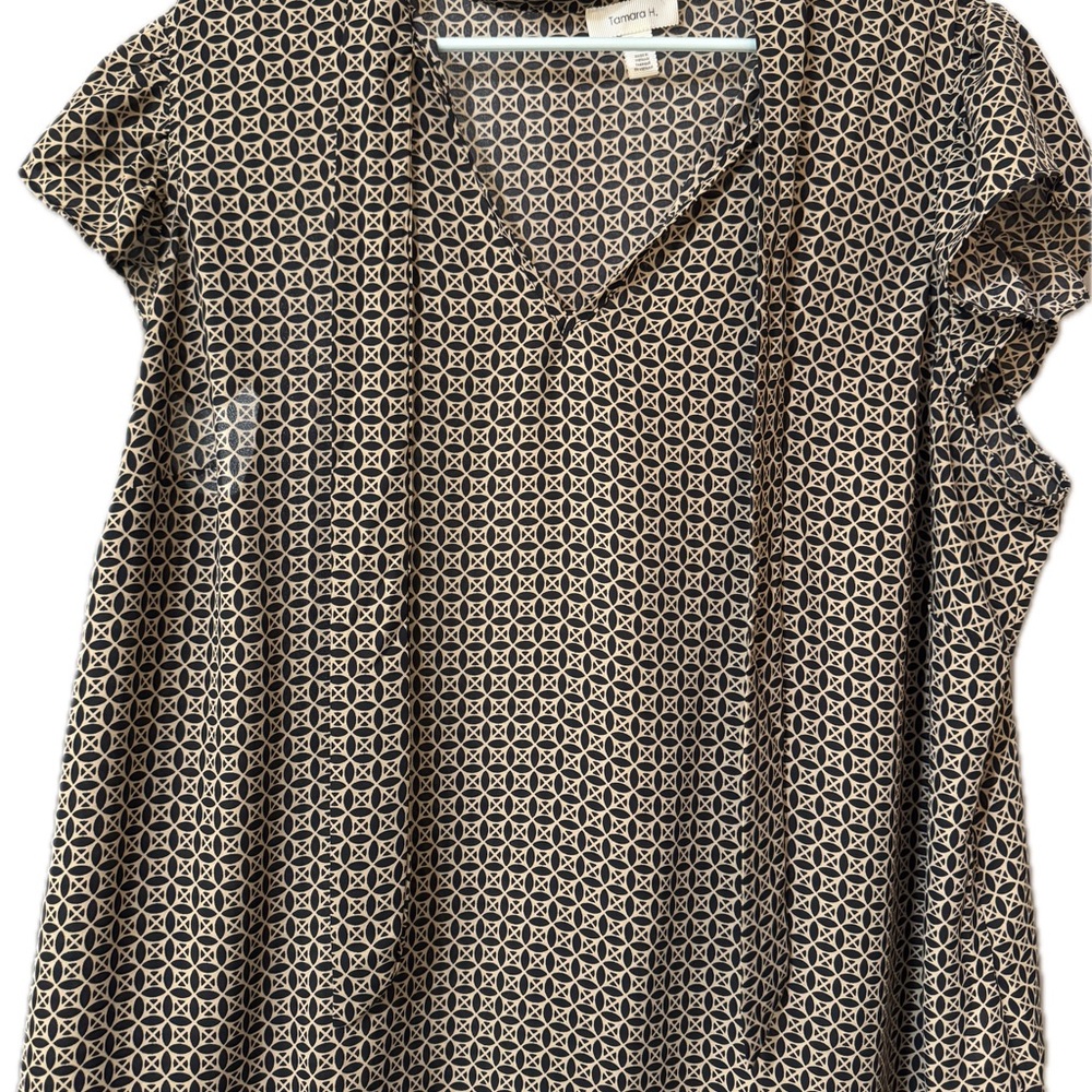 Vince Camuto Black and White Geometric Women's Top